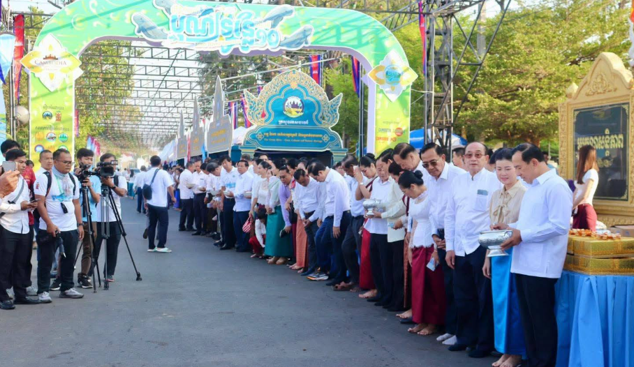 ប្រជាពុទ្ធបរិស័ទ ឈរជាជួររង់ចាំដាក់បាត្រព្រះសង្ឃក្នុងព្រឹត្តិការណ៍បុណ្យទន្លេខេត្តក្រចេះ (រូបពីរដ្ឋបាលខេត្ត)។&nbsp;