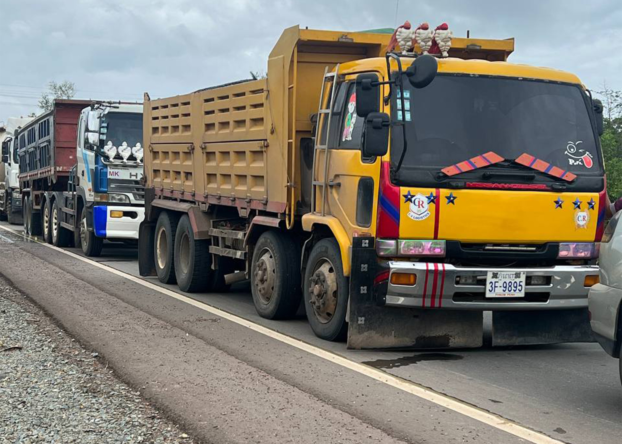 រថយន្តដឹកខ្សាច់ និងថ្មលើសទម្ងន់