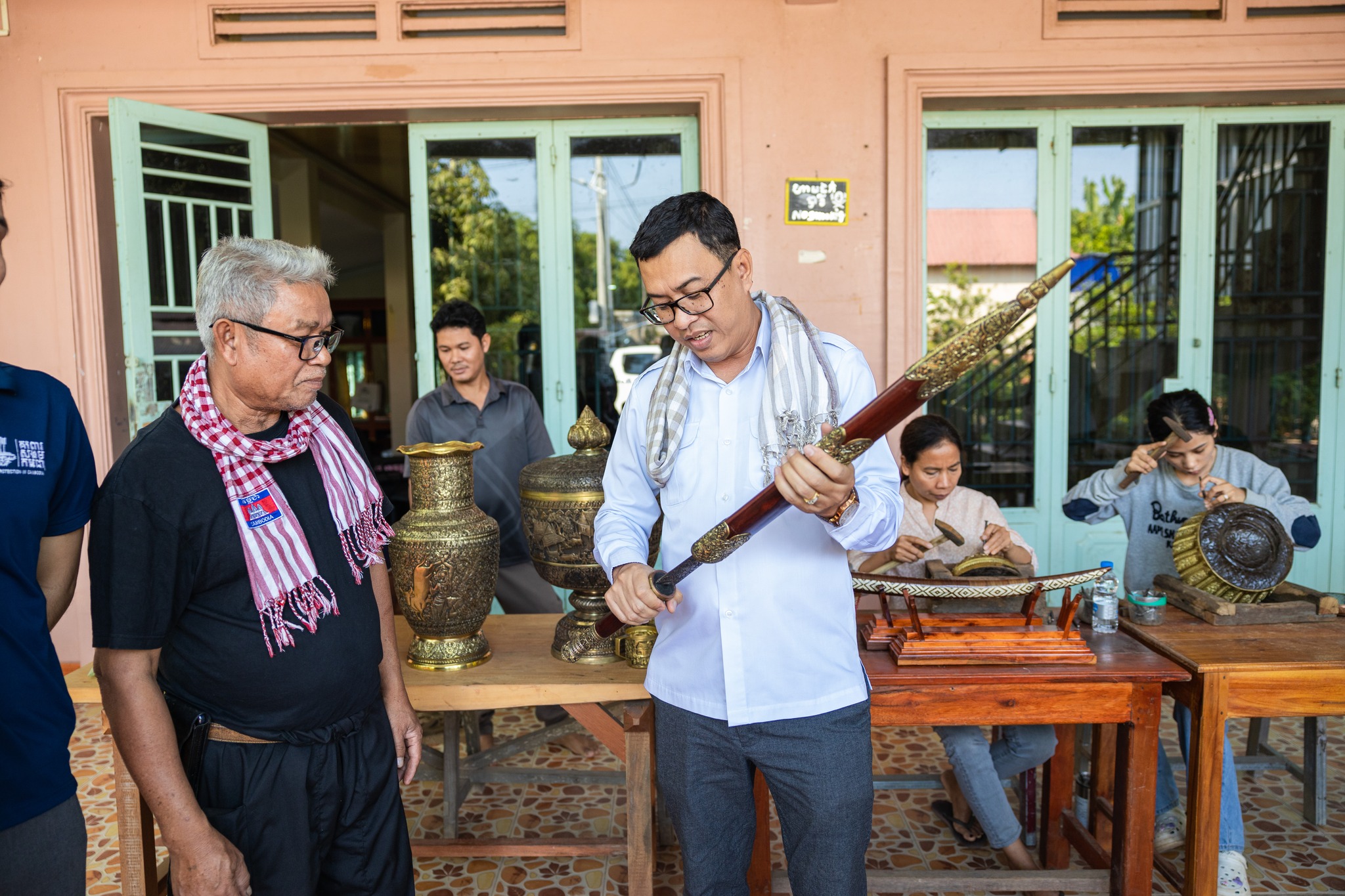 លោក ចន ណារិទ្ធ រដ្ឋលេខាធិការក្រសួងសេដ្ឋកិច្ច និងជាអគ្គលេខាធិការក្រុមប្រឹក្សាជាតិគាំពារសង្គម ចុះពិនិត្យការសិក្សាជំនាញវិជ្ជាជីវៈដូនតាពីសំណាក់ពលរដ្ឋ និងយុវជន។