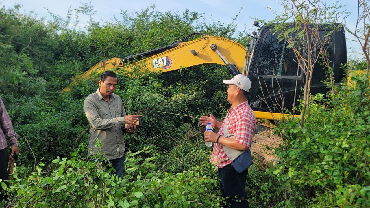 អភិបាលស្រុកក្រូចឆ្មារ និងកម្លាំងចម្រុះ ចុះបង្ក្រាបអេស្កាវ៉ា១គ្រឿង កំពុងវាយកម្ទេចព្រៃលិចទឹកមួយកន្លែងនៅខេត្តត្បូងឃ្មុំ កាលពីថ្ងៃទី៥មិថុនា ឆ្នាំ២០២៥