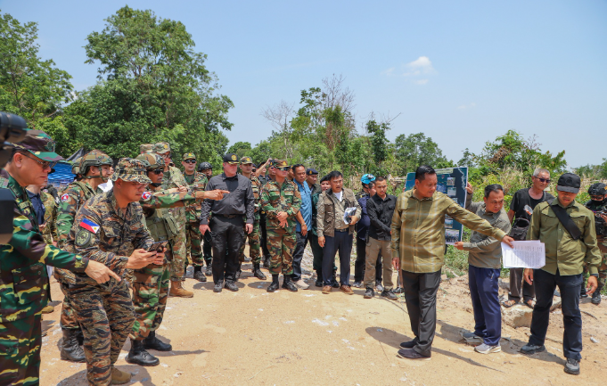 មន្រ្តីកម្ពុជា នាំមន្រ្តីយោធាបរទេសចុះពិនិត្យមើលតំបន់អូរស្មាច់&nbsp;