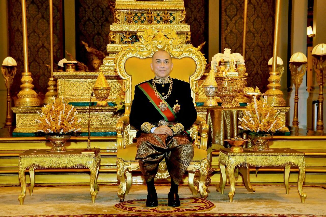 ព្រះករុណាជាអម្ចាស់ជីវិតតម្កល់លើត្បូង ព្រះបាទសម្តេចព្រះបរមនាថ នរោត្តម សីហមុនី ព្រះមហាក្សត្រនៃព្រះរាជាណាចក្រកម្ពុជា។