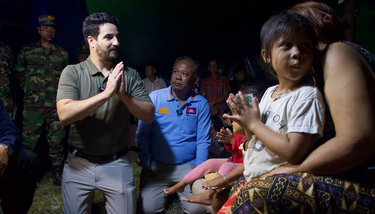 លោក អាល់ហ្វារ៉ូ ពេលចុះមើលពលរដ្ឋខ្មែរតាមព្រំដែន