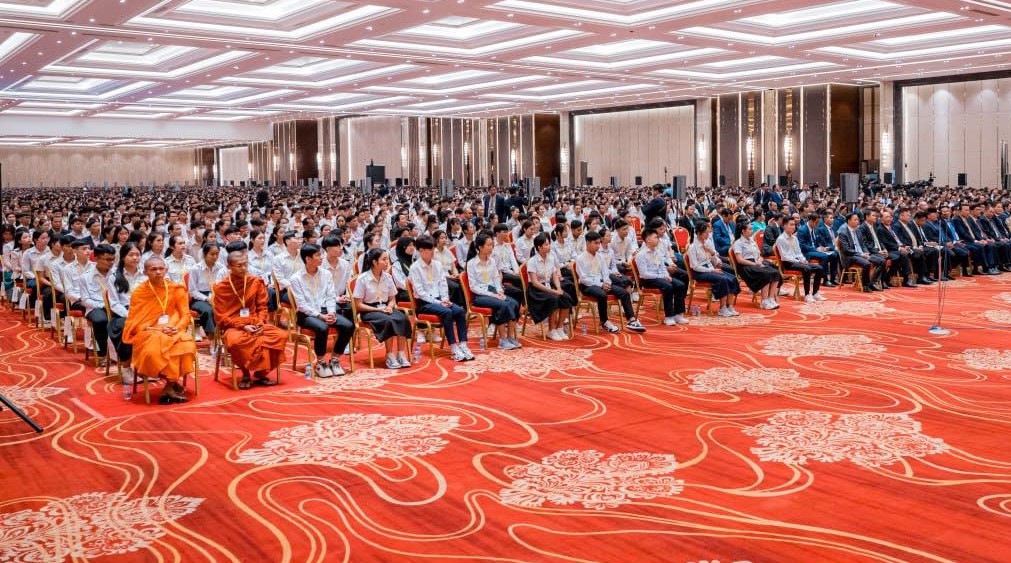 សិស្សនិទ្ទេស A ស្ថិតក្នុងពិធិសំណេះសំណាល់ជាមួយសម្តេចនាយករដ្ឋមន្រ្តី ហ៊ុន ម៉ាណែត កាលពីខែធ្នូ ឆ្នាំ២០២៤។&nbsp;