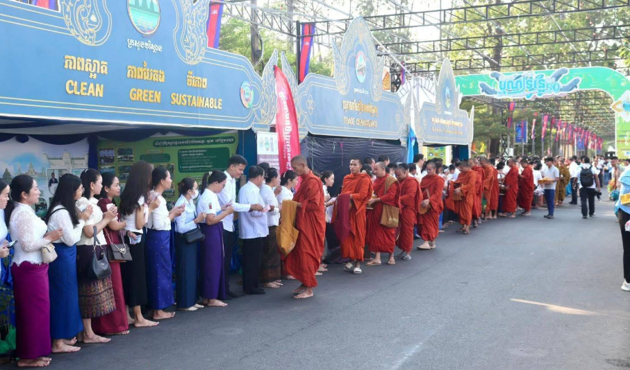 ព្រះសង្ឃពិតនិមន្តបិណ្ឌបាត្រក្នុងព្រឹត្តិការណ៍បុណ្យទន្លេខេត្តក្រចេះ (រូបពីរដ្ឋបាលខេត្ត)។