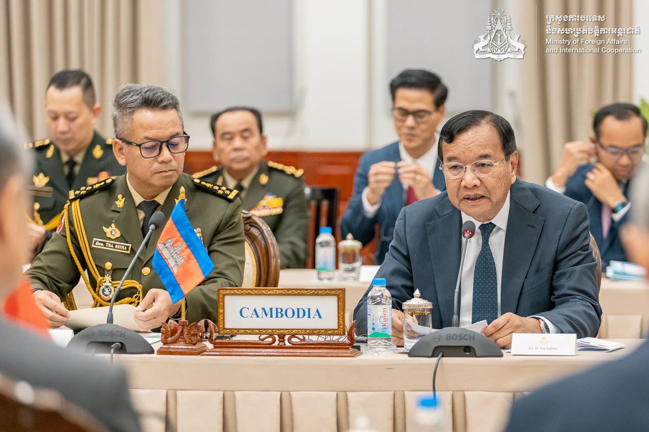 លោកឧបនាយករដ្ឋមន្ត្រី ប្រាក់ សុខុន&nbsp;រដ្ឋមន្ត្រីការបរទេស&nbsp;និងលោកឧបនាយករដ្ឋមន្ត្រី ទៀ សីហា&nbsp;រដ្ឋមន្ត្រីការពារជាតិកម្ពុជា។&nbsp;