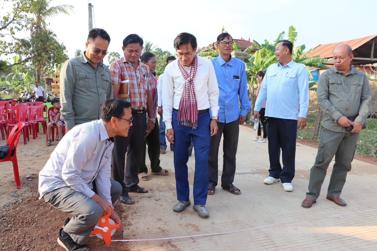 លោក ហាន កុសល អភិបាលរងខេត្តកំពង់ចាម (បង់កក្រមា) ចុះពិនិត្យផ្លូវបេតុងមួយកន្លែង កាលពីឆ្នាំ២០២៣។&nbsp;