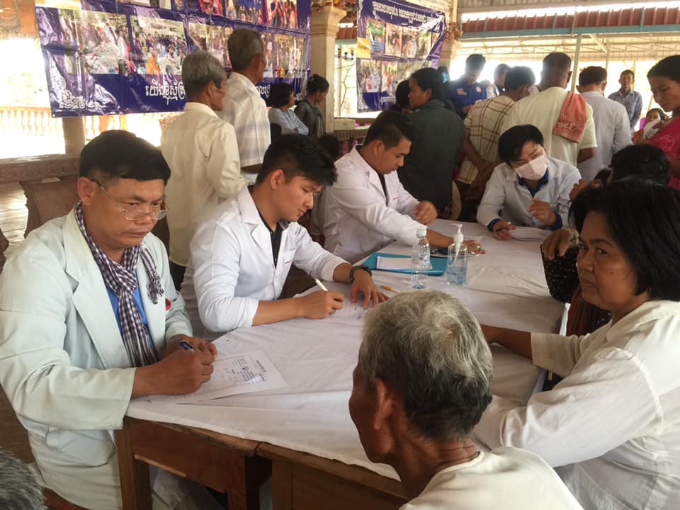 លោកវេជ្ជបណ្ឌិត អ៊ួច វុទ្ធី ប្រធានសមាគមគ្រូពេទ្យគុណធម៌កម្ពុជា (រូបមានក្រមាបង់នៅក) កំពុងពិគ្រោះជំងឺជូនពលរដ្ឋ