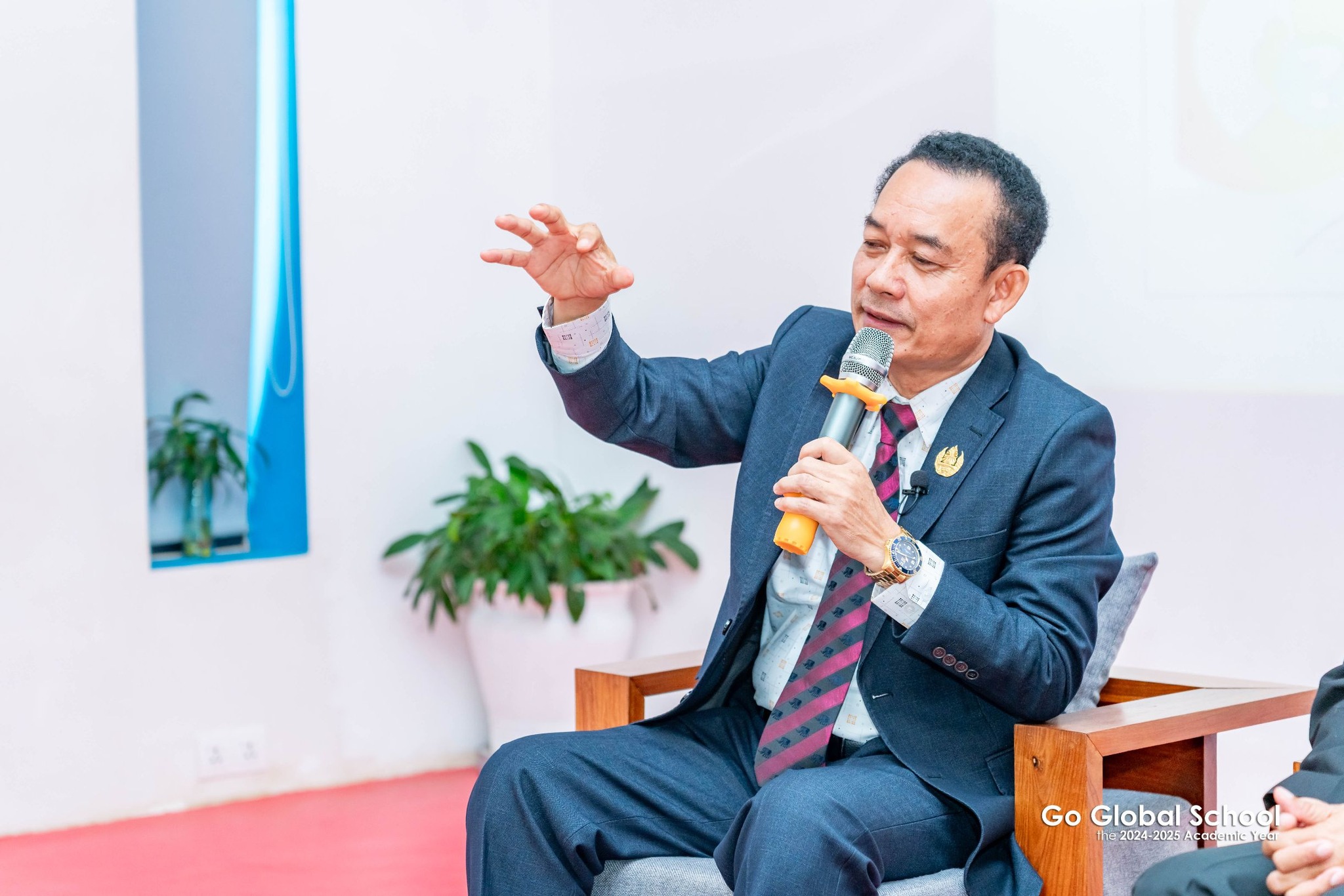 លោកបណ្ឌិត ឈត ប៊ុនថង អ្នកជំនាញទស្សនវិជ្ជា នៃរាជ្យបណ្ឌិតសភាកម្ពុជា និងជាអ្នកតាមដានកិច្ចការសង្គម