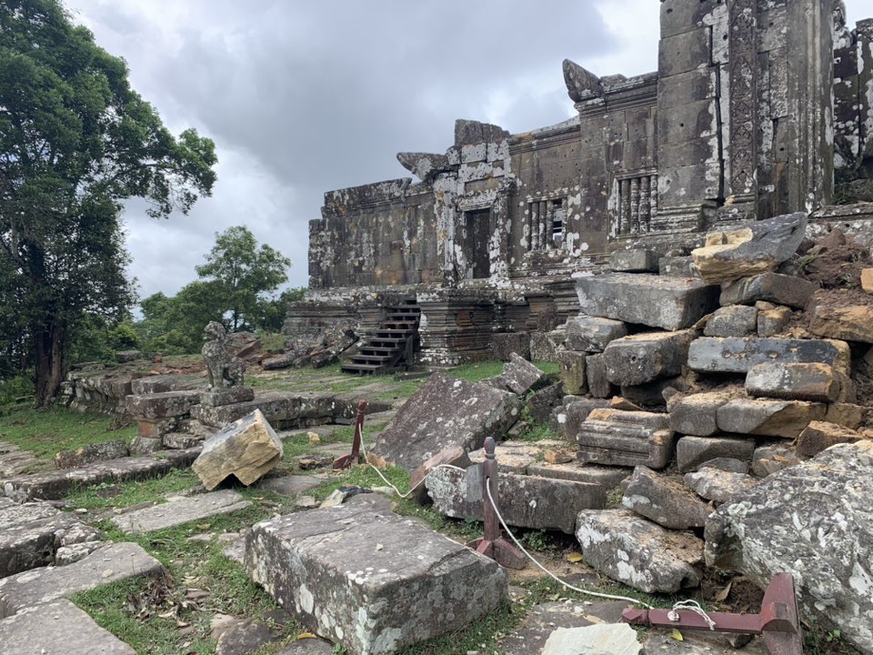 រូបភាព៖ ផ្នែកខ្លះនៃប្រាសាទព្រះវិហារដែលទទួលរងការបំផ្លាញដោយការវាយប្រហាពីភាគីថៃ។