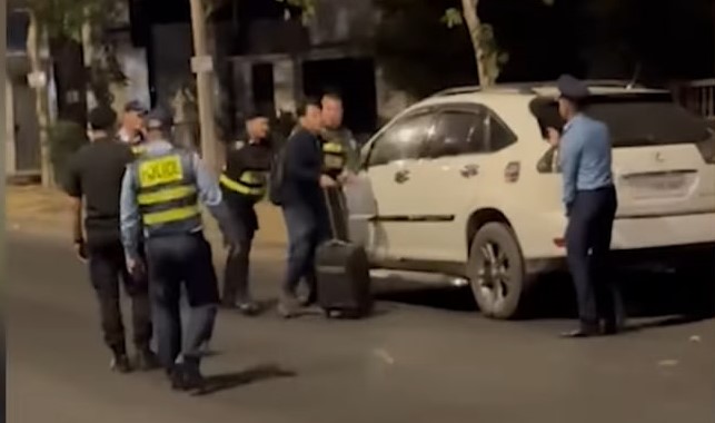 ប៉ូលិសម្នាក់រុញលោក សុខ ទូច ពីក្រោយ