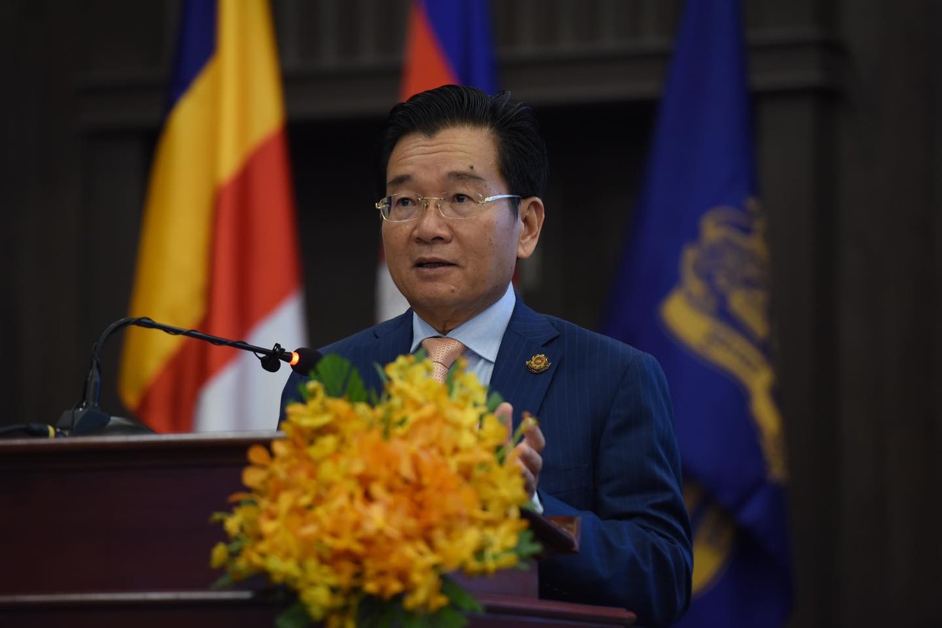 លោក គុណ ញឹម&nbsp;រដ្ឋមន្រ្តីប្រតិភូអមនាយករដ្ឋមន្រ្តី និងជាអគ្គនាយក នៃអគ្គនាយកដ្ឋានគយ និងរដ្ឋាករកម្ពុជា&nbsp;&nbsp;