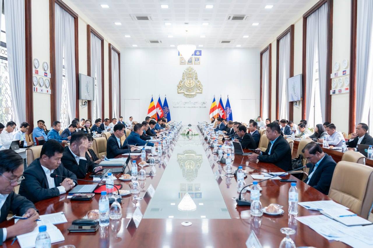 &nbsp; កិច្ចប្រជុំពិនិត្យពិភាក្សាលើសំណើសុំចុះបញ្ជីគម្រោងវិនិយោគទាំង១៣ រវាងគណៈកម្មាធិការវិនិយោគនៃក្រុមប្រឹក្សាអភិវឌ្ឍន៍កម្ពុជា និងតំណាងក្រសួងសា្ថប័នពាក់ព័ន្ធ។