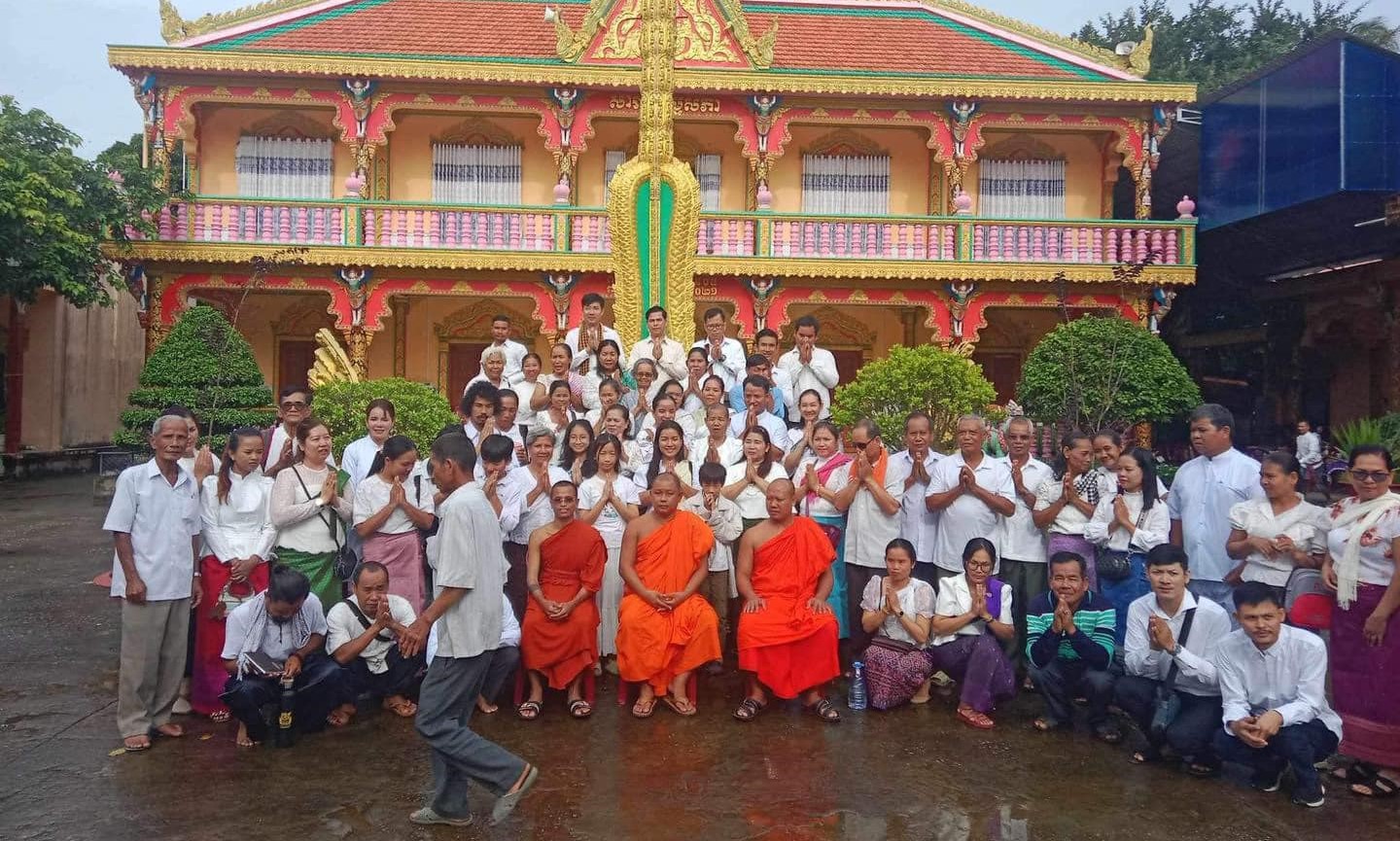 ព្រះសង្ឃ និងប្រជាពុទ្ធបរិស័ទ ថតរូបក្នុងអំឡុងបុណ្យភ្ជុំបិណ្ឌឆ្នាំ២០២៤។ រូបពីហ្វេសប៊ុក៖ ហូសេន_Hosen