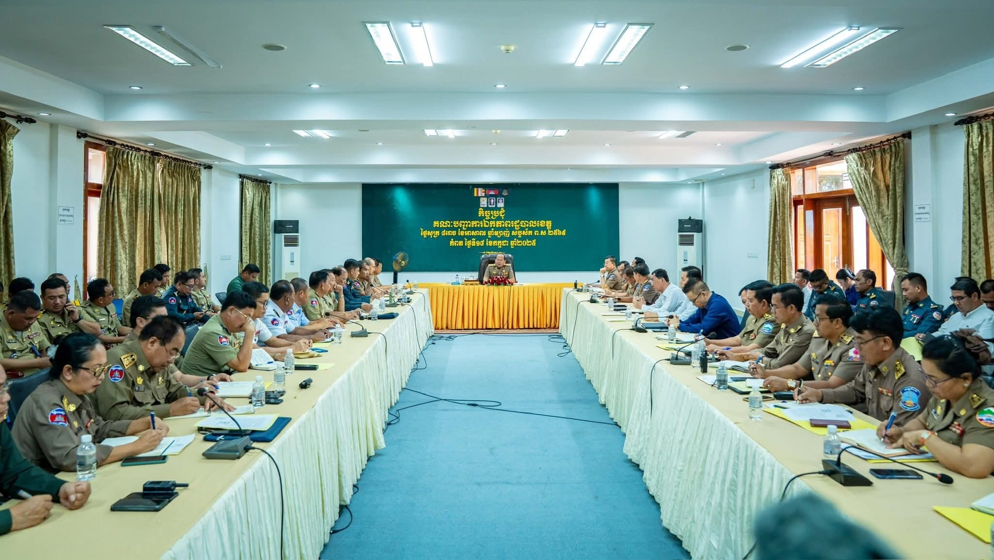 អភិបាលខេត្តកំពត លោក ម៉ៅ ធនិន ក្នុងកិច្ចប្រជុំគណៈបញ្ជាការឯកភាពរដ្ឋបាលខេត្ត។