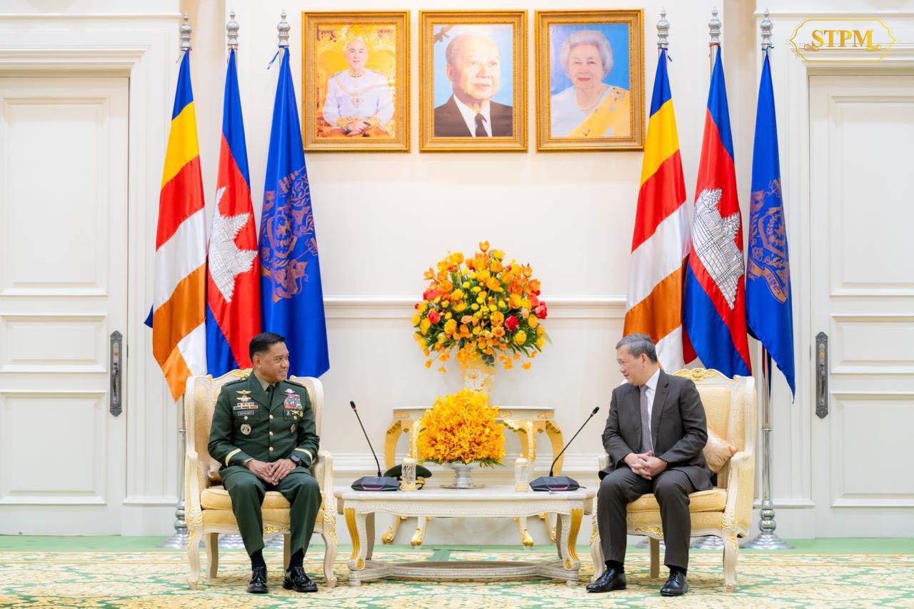 សម្ដេចធិបតី ហ៊ុន ម៉ាណែត នាយករដ្ឋមន្រ្តីនៃកម្ពុជា ជួបពិភាក្សាការងារជាមួយលោក Romeo S. Brawner Jr. អគ្គមេបញ្ជាការកងទ័ពហ្វីលីពីន។&nbsp;