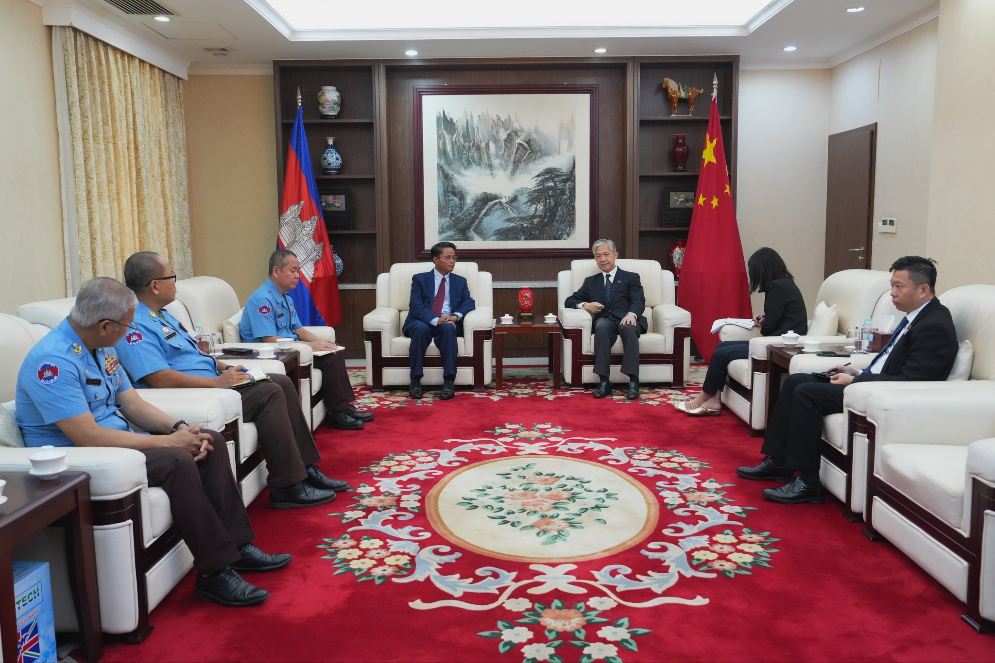 លោក ហេង រតនា អគ្គនាយកស៊ីម៉ាក់ និងលោក វ៉ាង វិនពីន (Wang Wenbin) ឯកអគ្គរដ្ឋទូតចិនប្រចាំកម្ពុជា