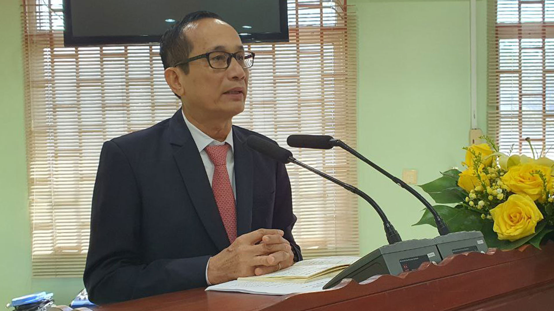 លោកវេជ្ជបណ្ឌិត ក្រុស សារ៉ាត់ ប្រធានមន្ទីរសុខាភិបាលនៃរដ្ឋបាលខេត្ដសៀមរាប