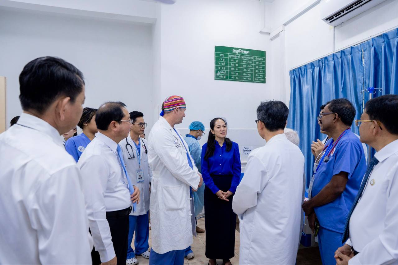 លោកជំទាវបណ្ឌិត ពេជ ចន្ទមុន្នី&nbsp;ចុះពិនិត្យវឌ្ឍនភាពគម្រោងវះកាត់បេះដូងកុមារ។ រូបភាព៖ សម្តេចធិបតី ហ៊ុន ម៉ាណែត