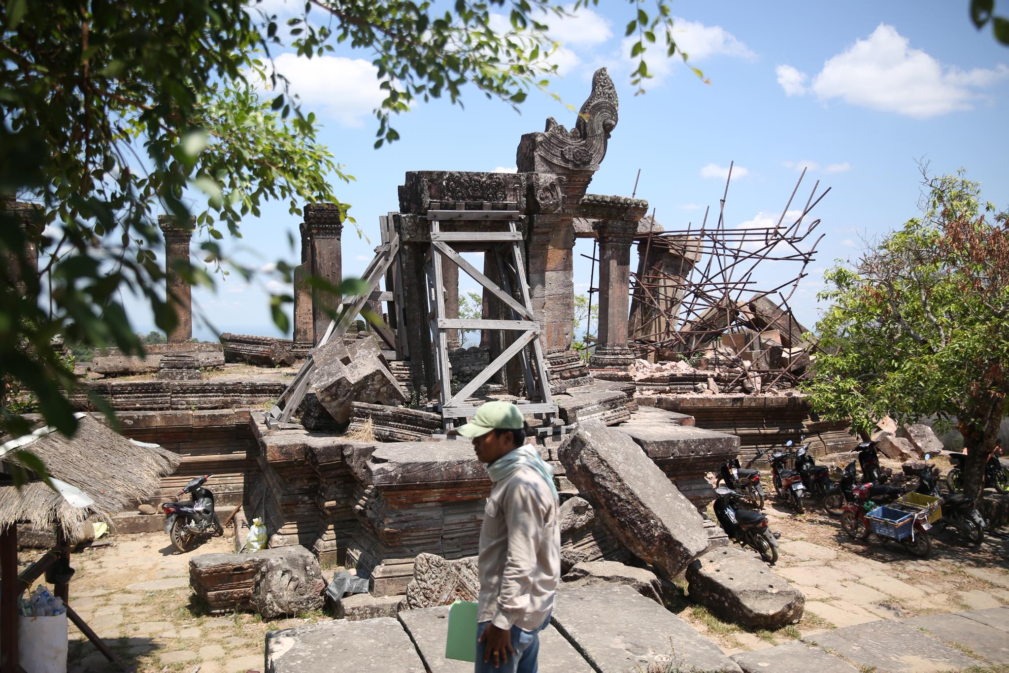 ប្រសាទព្រះវិហារ របស់កម្ពុជាដែលត្រូវបានយោធៃបាញ់ ទម្លាក់គ្រាប់បំផ្លាញស្ទើបាត់រូបរាងទាំងស្រុង។