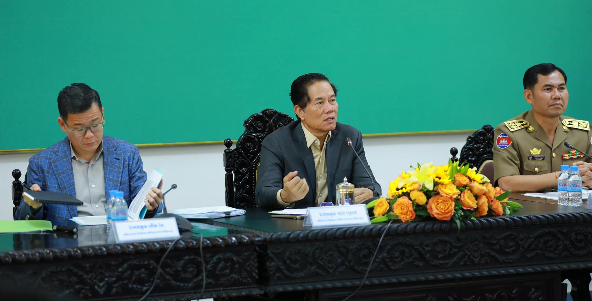 លោក ឃួង ស្រេង ដឹកនាំប្រជុំអំពីការដាក់ឱ្យដំណើរការសាលល្បងផ្លូវថ្មើរជើង (រូបពីរដ្ឋបាលភ្នំពេញ)។&nbsp;