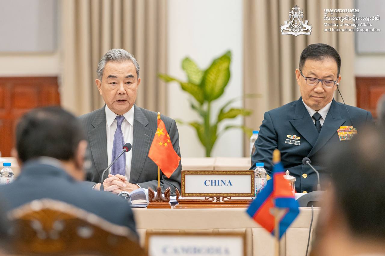 លោក វ៉ាង យី&nbsp;រដ្ឋមន្ត្រីការបរទេស និងលោក តុង ជុន&nbsp;រដ្ឋមន្ត្រីការពារជាតិចិន។&nbsp;