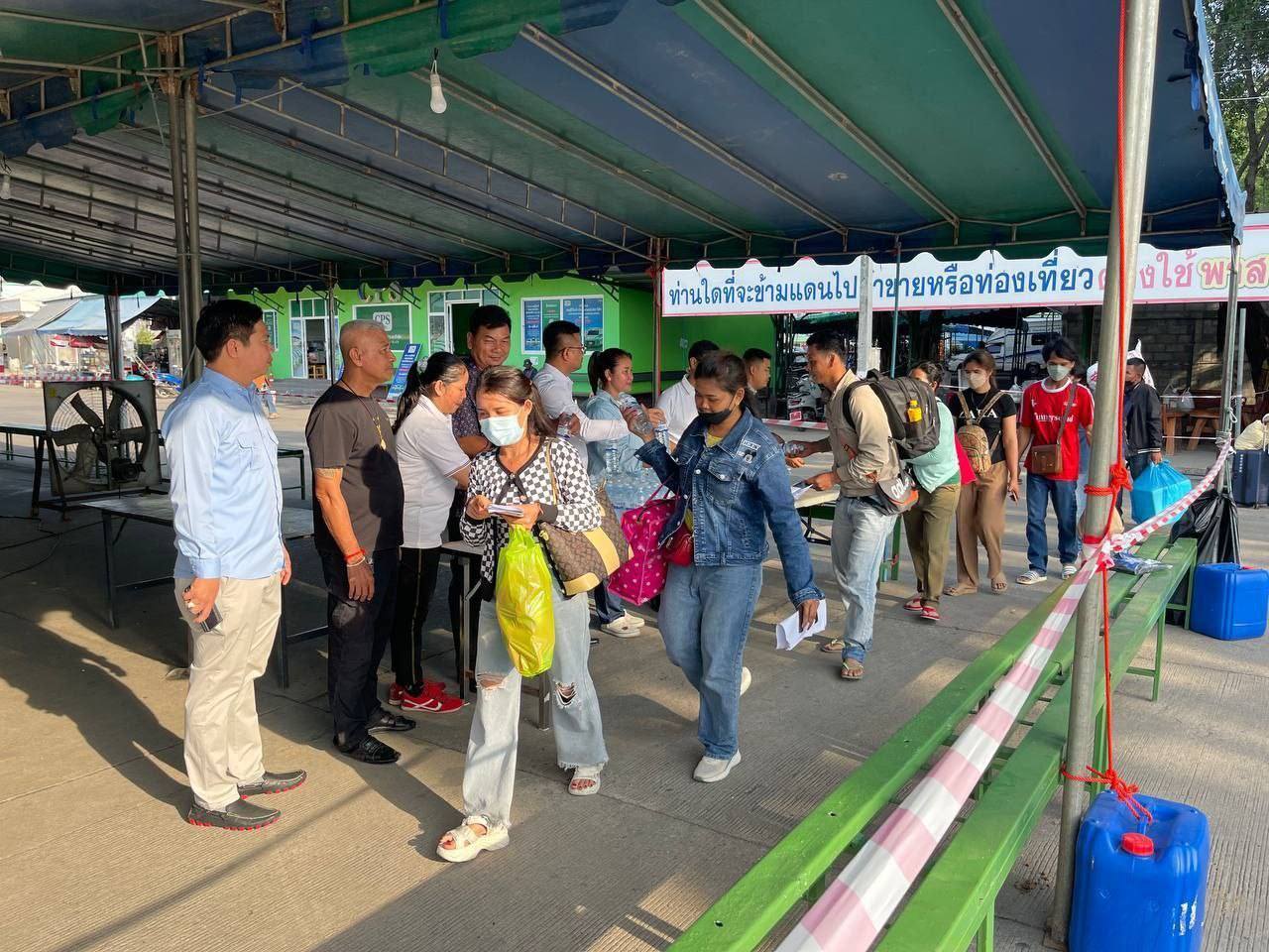 ទិដ្ឋភាពពលករខ្មែរឆ្លងដែនមកពីប្រទេសថៃ(ប្រភព៖ក្រសួងការងារថ្ងៃទី១០មេសា ឆ្នាំ២០២៥)។