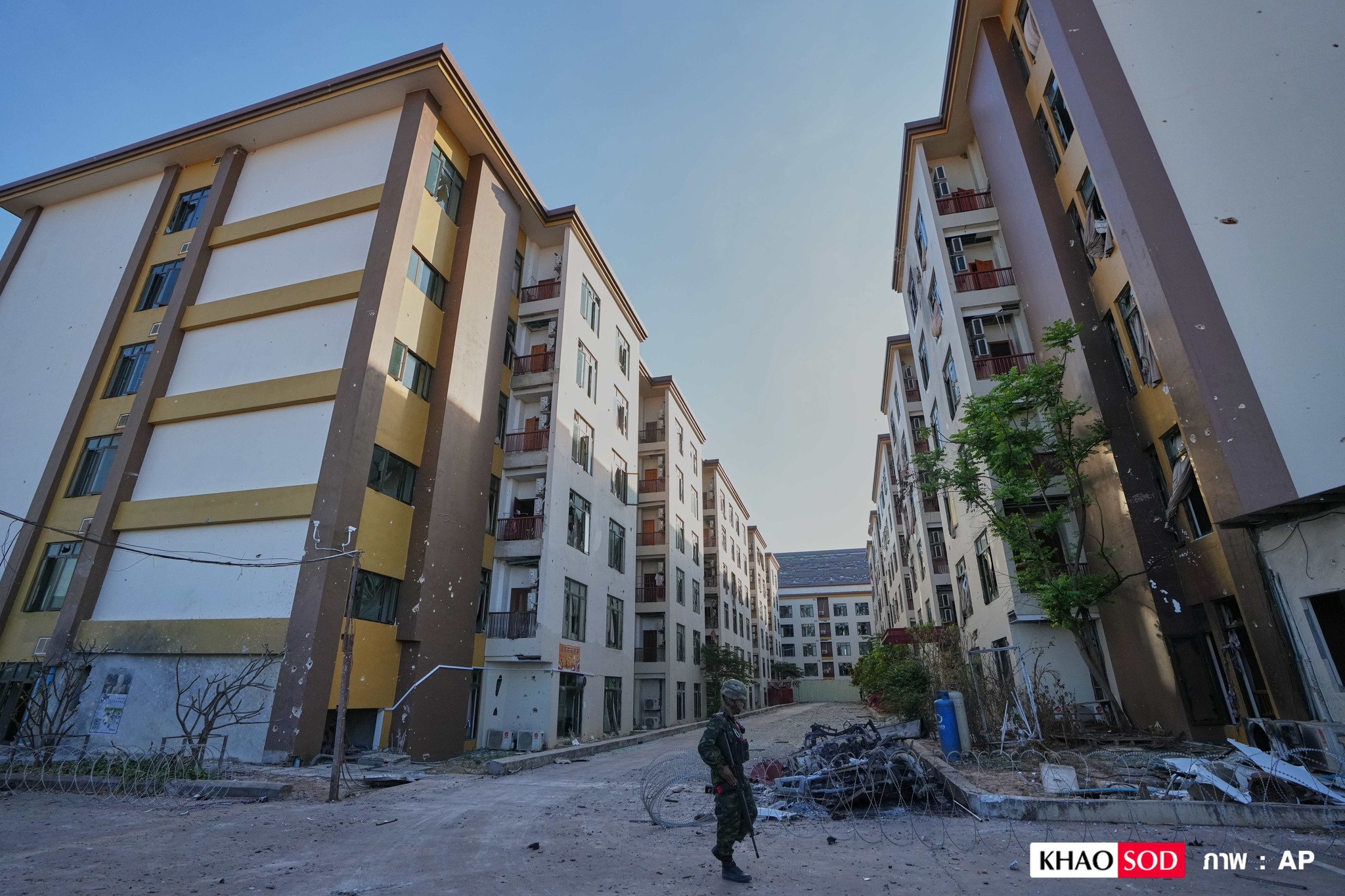 យោធាថៃ នាំអនុព័ន្ធយោធាបរទេស រួមទាំងភ្នាក់ងារប៉ូលិសស៊ើបសង្កេត (FBI) របស់អាម៉េរិកផង ចូលមកត្រួតពិនិត្យសណ្ឋាគារពីរកន្លែងស្ថិតនៅស្រុកអូរស្មាច់