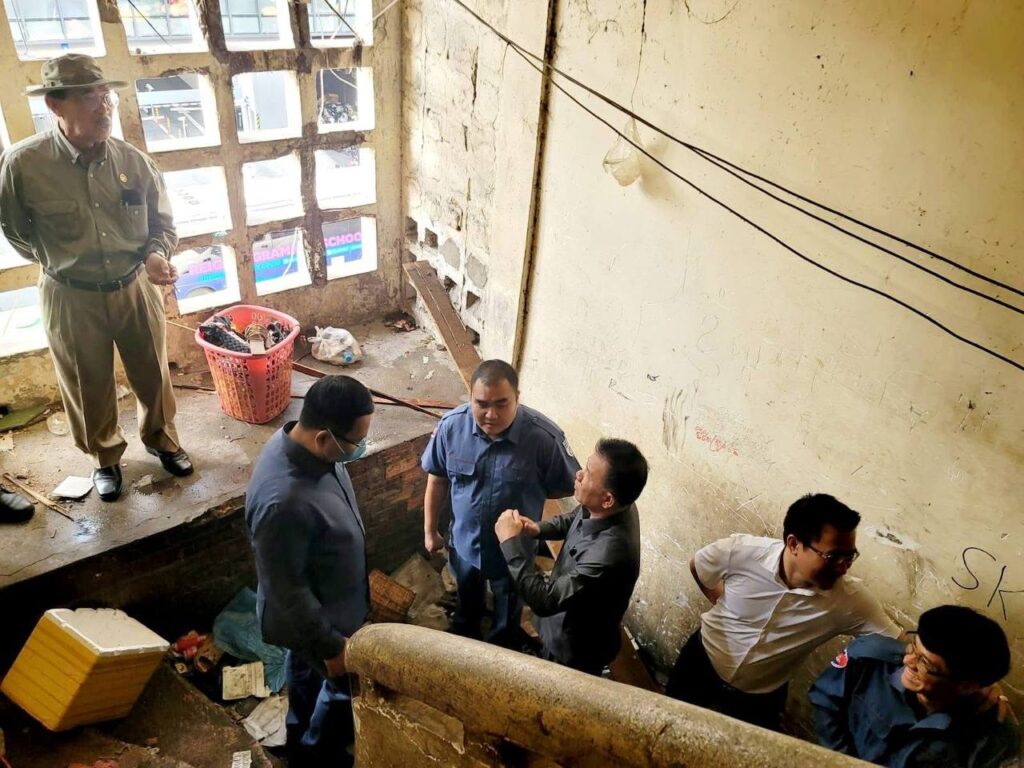 រូបភាព៖ អាជ្ញាធរចុះដល់ទីតាំងសំណង់ចាស់នៅរាជធានីភ្នំពេញកាលពីពេលកន្លងទៅ។