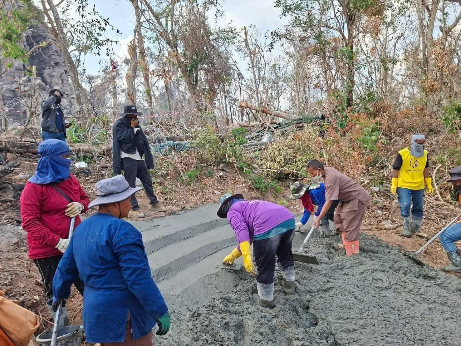 ថៃកចាក់ផ្លូវបេតុង​ ឡេីងទៅប្រាសាទតាក្របី។ រូបភាព៖ បណ្តាញសង្គម