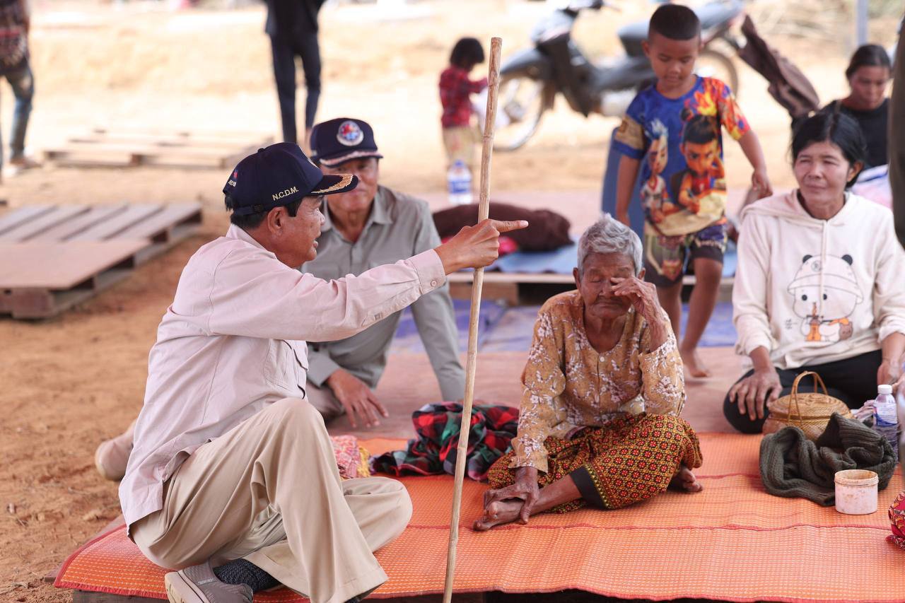 លោកទេសរដ្ឋមន្រ្តី គន់ គីំម ជួបសំណេះសំណាលជាមួយជនភៀសសឹក ដែលចាកចោលផ្ទះសម្បែងព្រោះថៃឈ្លានពាន។