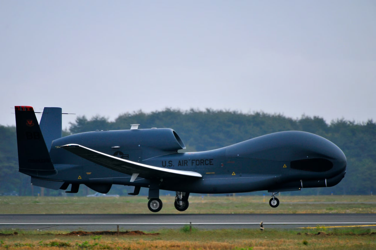 ដ្រូនស៊ើបការណ៍ RQ-4 Global Hawk