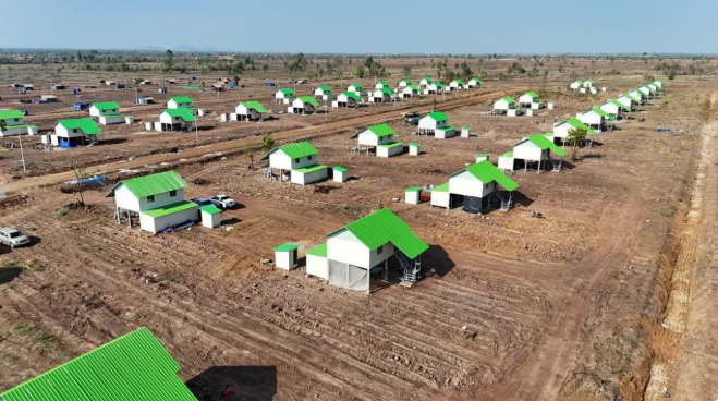 រដ្ឋសង់ផ្ទះគំរូដូចៗគ្នា ជូនជនភៀសសឹក ដែលមិនទាន់អាចវិលត្រឡប់ទៅផ្ទះរបស់ខ្លួនវិញបាន ព្រោះយោធាឈ្លានពានថៃកំពុងកាន់កាប់។&nbsp;