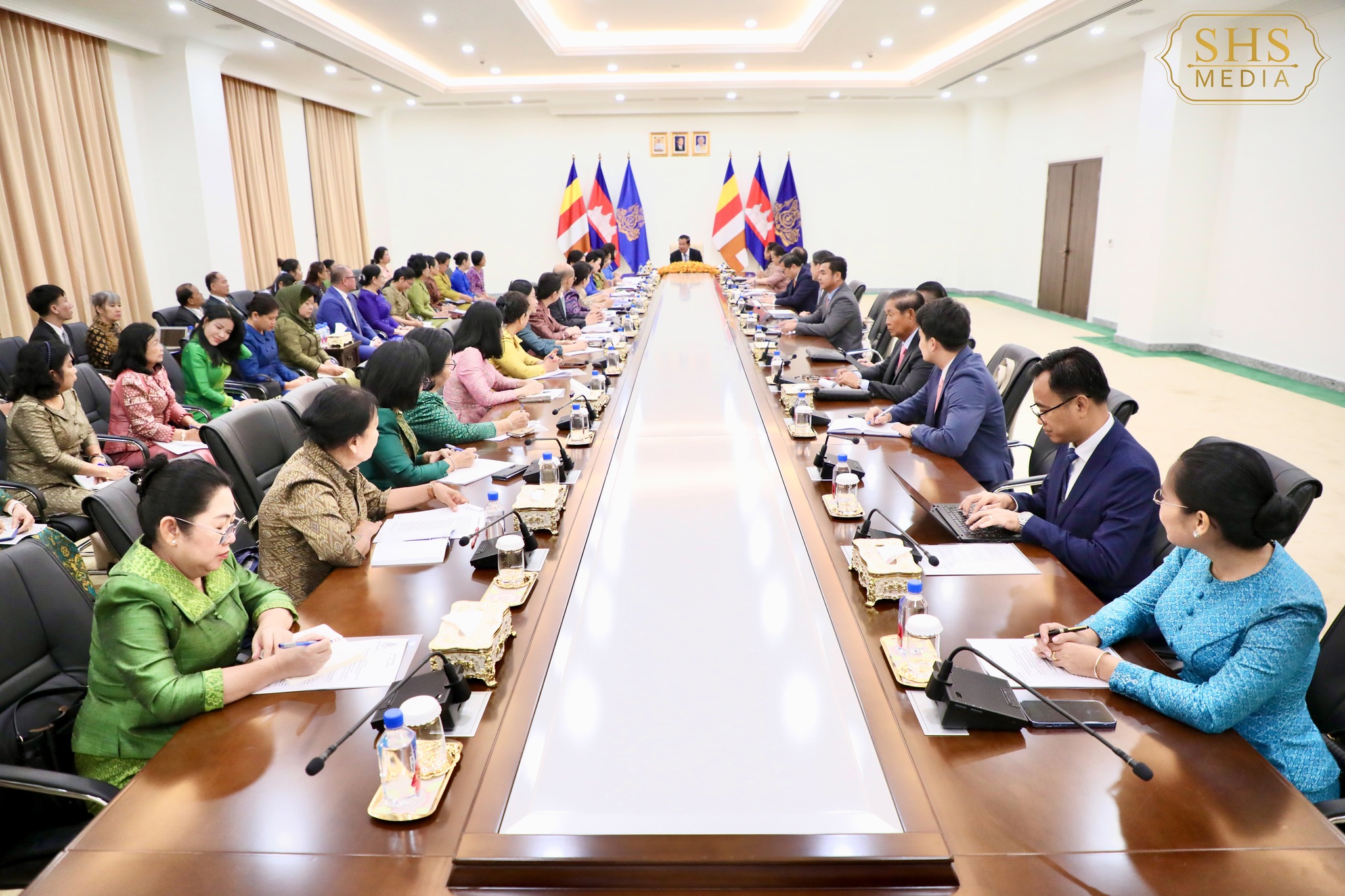 កិច្ចប្រជុំរវាងសម្ដេចតេជោ ហ៊ុន សែន ប្រធានព្រឹទុ្ធសភា ជាមួយក្រុមប្រឹក្សាជាតិកម្ពុជាដើម្បីស្ត្រី ដឹកនាំដោយលោកស្រី អ៊ឹង កន្ថាផាវី