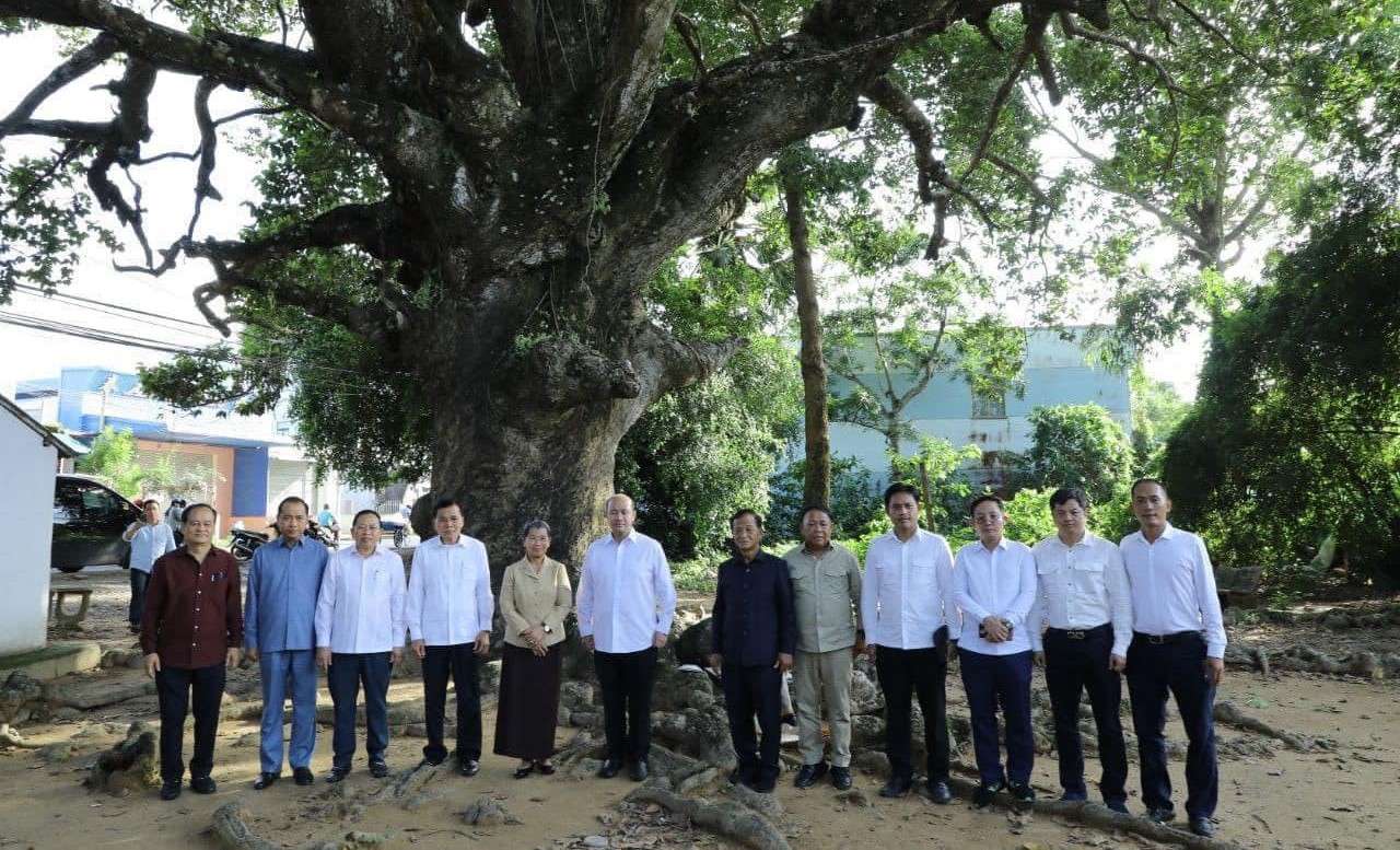 កាលពីថ្ងៃទី២១ ខែតុលា ឆ្នាំ២០២៤ សម្តេច ម៉ែន សំអន និងមន្រ្តីផ្សេងទៀត នាំគ្នាទៅមើលដើមឈើទាលដែលដាំបញ្ច្រាសចុង ដោយឧកញ៉ា សឺន គុយ នៅខេត្តព្រះត្រពាំង ទឹកដីកម្ពុជាក្រោម។ រូបពីហ្វេសប៊ុករបស់សម្តេច ម៉ែន សំអន&nbsp;