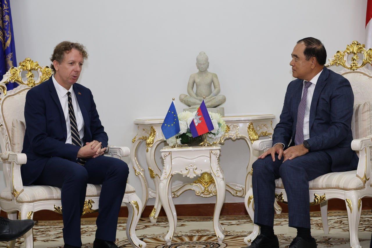 លោក Igor Driesmans ប្រធានគណៈប្រតិភូសហគមន៍អ៊ឺរ៉ុបប្រចាំកម្ពុជា និង លោកទេសរដ្ឋមន្រ្តី លី ធុច អនុប្រធានទី១ អាជ្ញាធរមីន។