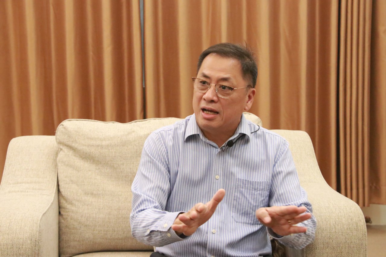 លោក លី សែ អគ្គនាយកគ្រឹះស្ថានអង្គរ