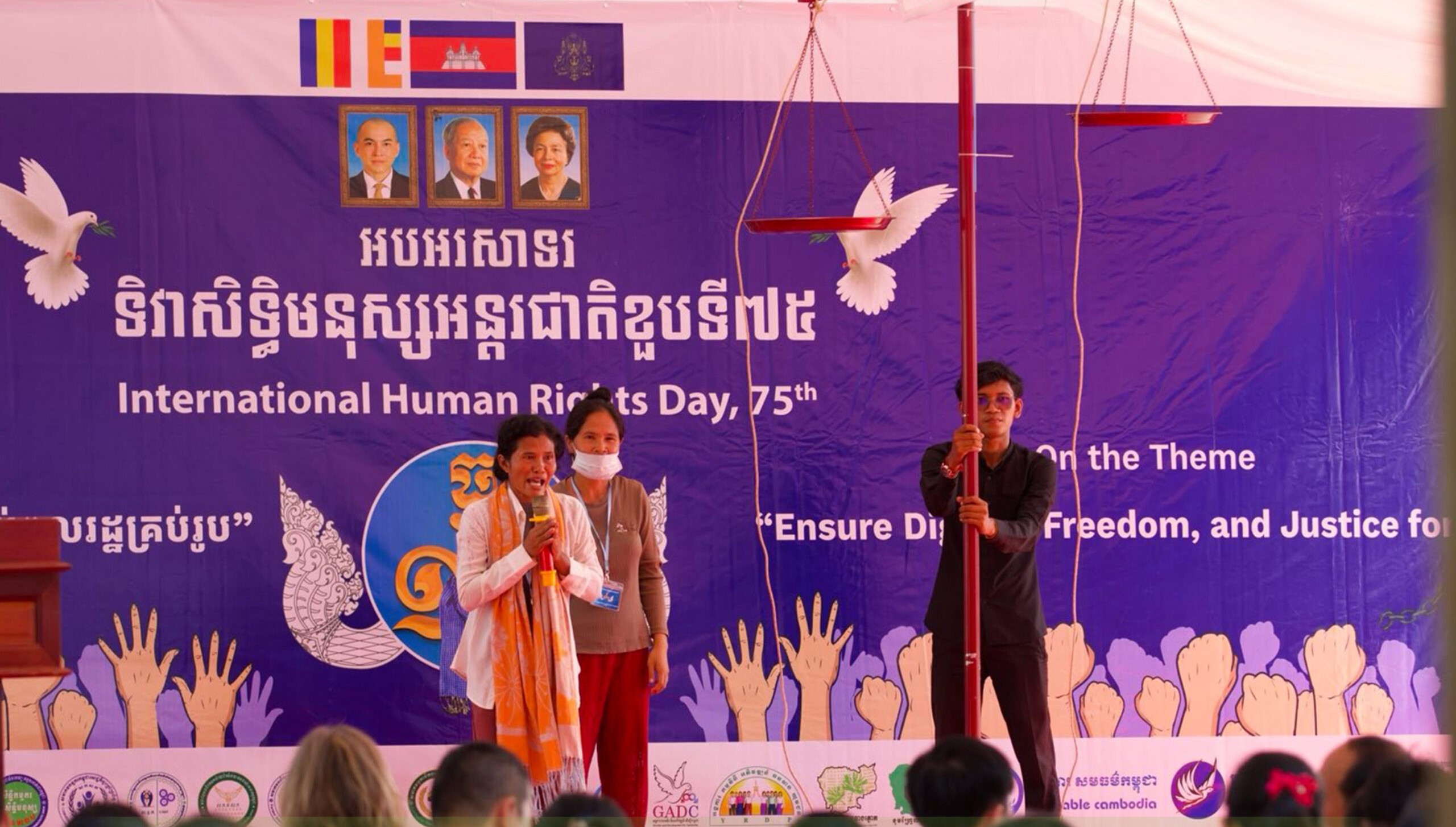 ប្រជាពលរដ្ឋ ឡើងបញ្ចេញមតិ ពិធីអបអរសាទរទិវាសិទ្ធិមនុស្សអន្តរជាតិលើកទី៧៥ ក្នុងឆ្នាំ២០២៣ ដែលរៀបចំឡើងដោយអង្គការសង្គមស៊ីវិល (រូបពី សមាគមធាងត្នោត)។&nbsp;