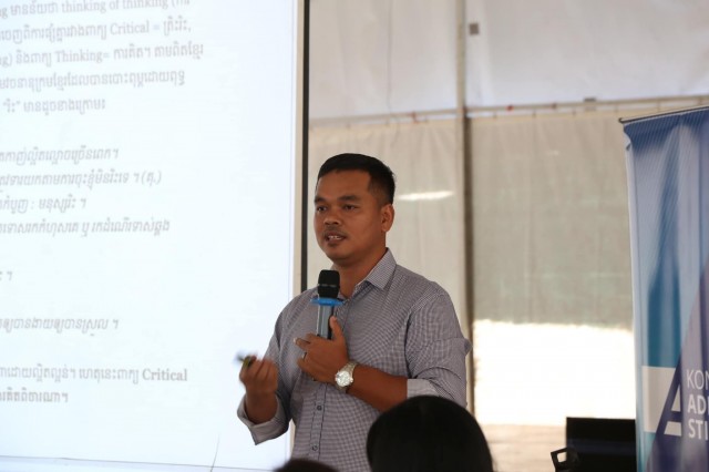 លោក​ ប៉ា ចន្ទរឿន​ ប្រធាន​វិទ្យា​ស្ថាន​ប្រជា​ធិប​តេយ្យ​កម្ពុជា