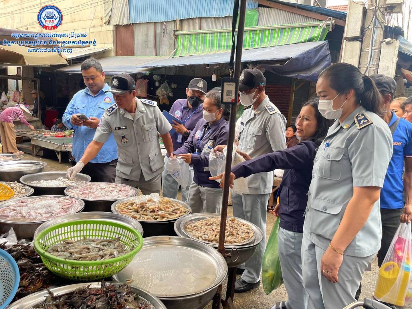 មន្រ្តី ក.ប.ប. ចុះត្រួតពិនិត្យការលក់ដូររបស់អាជីរករ