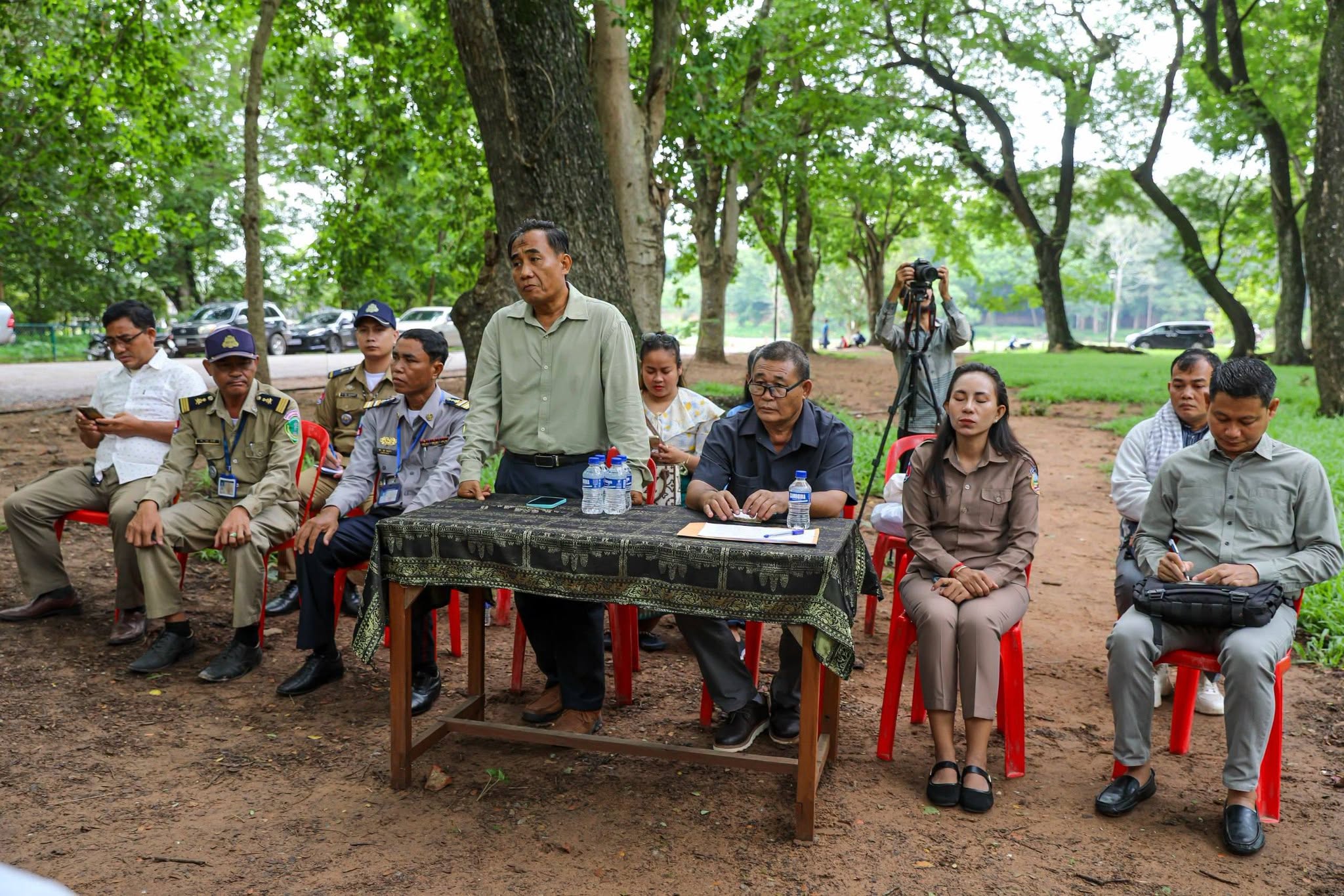 លោក ទេស សុធីរ អនុប្រធាននាយកដ្ឋានអភិវឌ្ឍន៍ទេសចរណ៍ និងវប្បធម៌ នៃអាជ្ញាធរជាតិអប្សរា (រូបឈរ)។&nbsp;