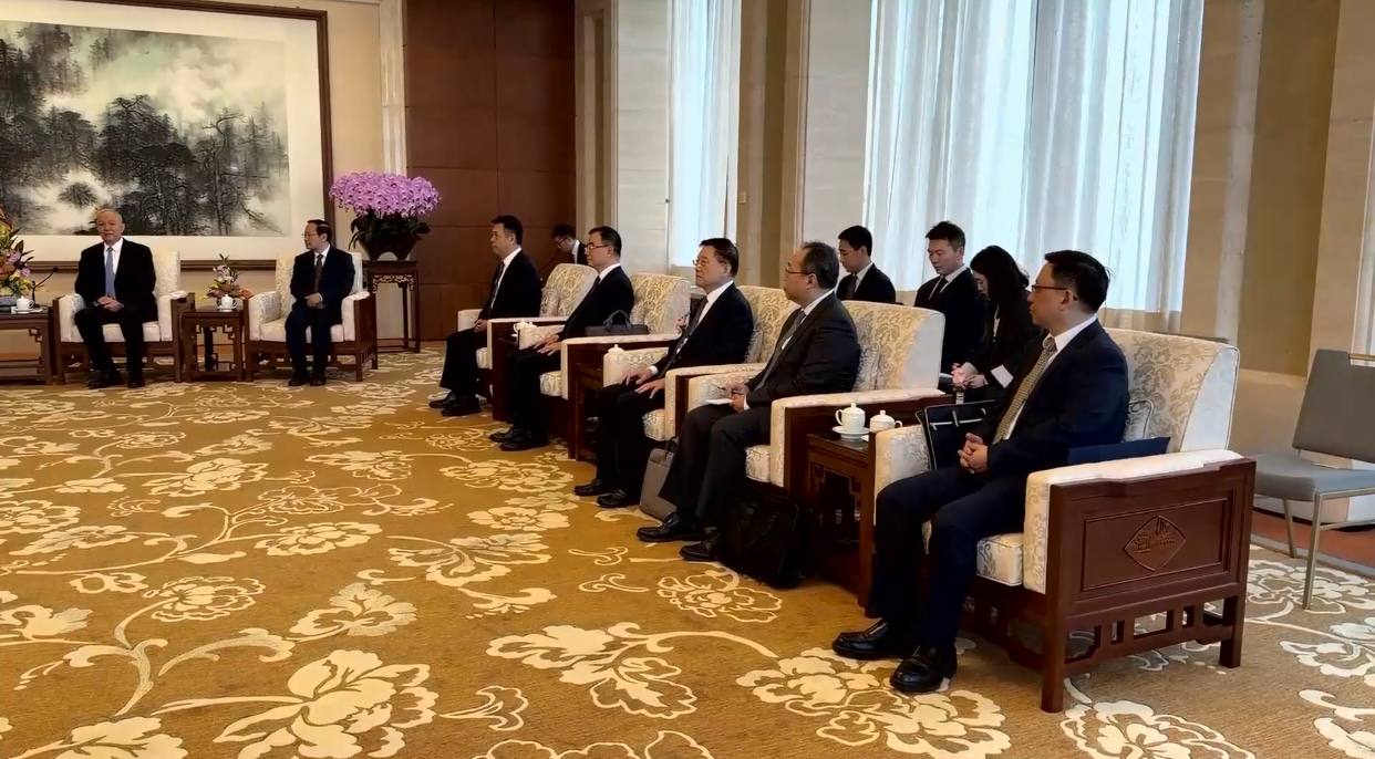 ព្រះមហាក្សត្រ និងសម្តេចហ្លួងម៉ែ ក្នុងជំនួបជាមួយ លោក Cai Qi&nbsp;