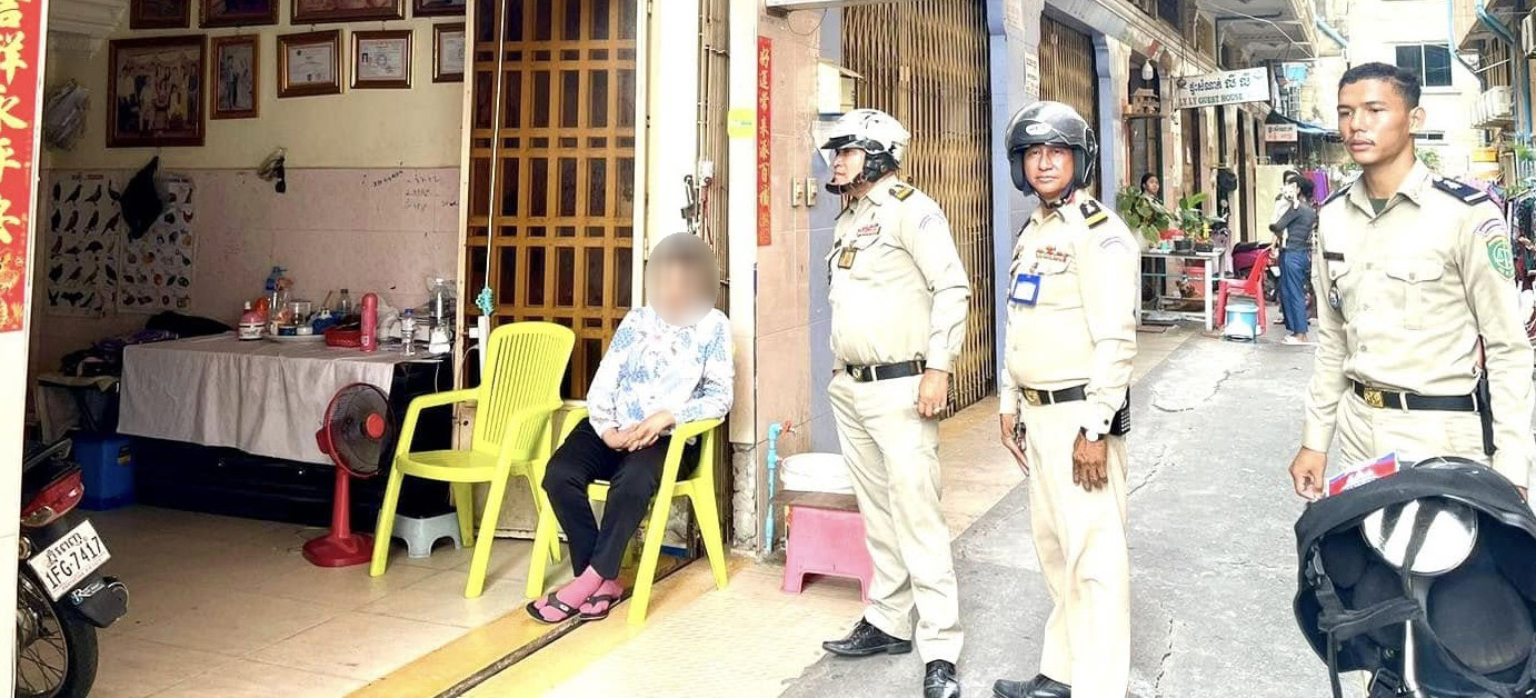 ក្រុមប៉ូលិស ចុះទៅពិនិត្យនៅផ្ទះសំណាក់មួយកន្លែងក្នុងរាជធានីភ្នំពេញ ដែលជាមុខសញ្ញាក្រុមក្មេងទំនើងទៅប្រមូលផ្តុំគ្នានាពេលកន្លងមក។