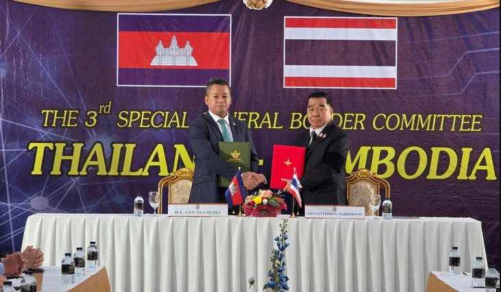 លោក ទៀ សីហា រដ្ឋមន្រ្តីការពារជាតិកម្ពុជា និងលោក&nbsp;ណាត់ថាផុន ណាក់ផានីត កាលនៅជារដ្ឋមន្រ្តីការពារជាតិថៃ ចុះកិច្ចព្រមព្រៀងលើកទី៣ ស្តីពីការផ្អាកសង្គ្រាម។&nbsp;