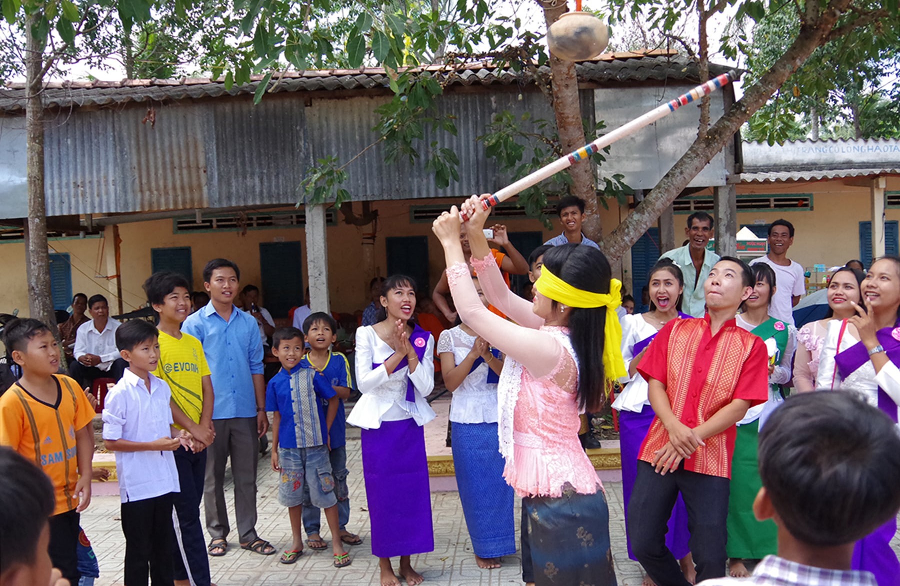 ក្មេងៗ និងយុវជនខ្មែរក្រោម នាំគ្នាលេងល្បែងប្រជាប្រិយខ្មែរ ក្នុងថ្ងៃចូលឆ្នាំថ្មី។ រូបពីទំព័រហ្វេសប៊ុក៖ ​Khmer Krom Man Journalist