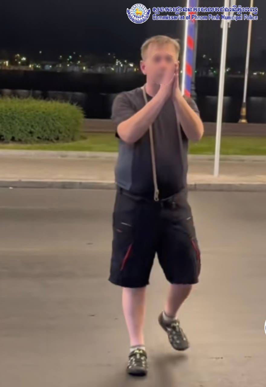 ជនរងគ្រោះដែលជាជនជាតិបរទេស ក្រោយជនសង្ស័យធ្វើសកម្មភាពប្រើឡាមវះយកកាបូប។ ប្រភព៖ ស្នងការដ្ឋាននគរបាលរាជធានីភ្នំពេញ