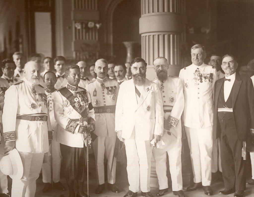 ព្រះមហាក្សត្រមុនីវង្ស និងពួកមន្រ្តីបារាំង